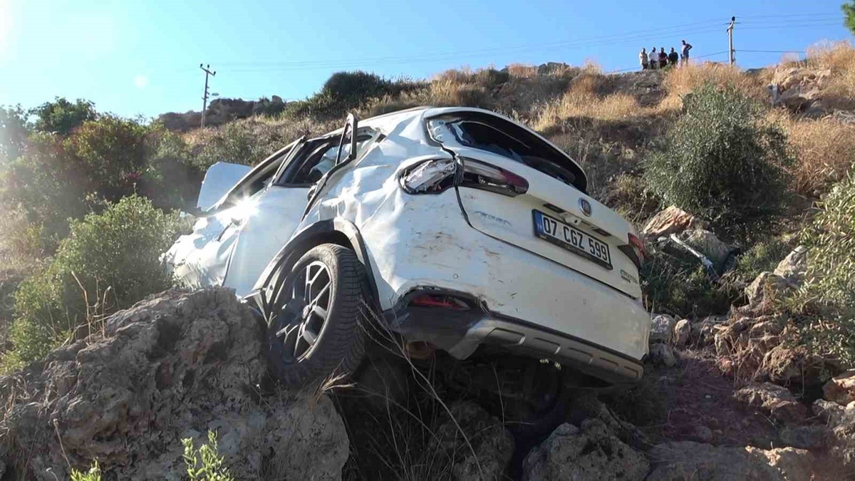 Antalya Kepez'de otomobil 30 metrelik uçuruma yuvarlandı, sürücü yaralandı