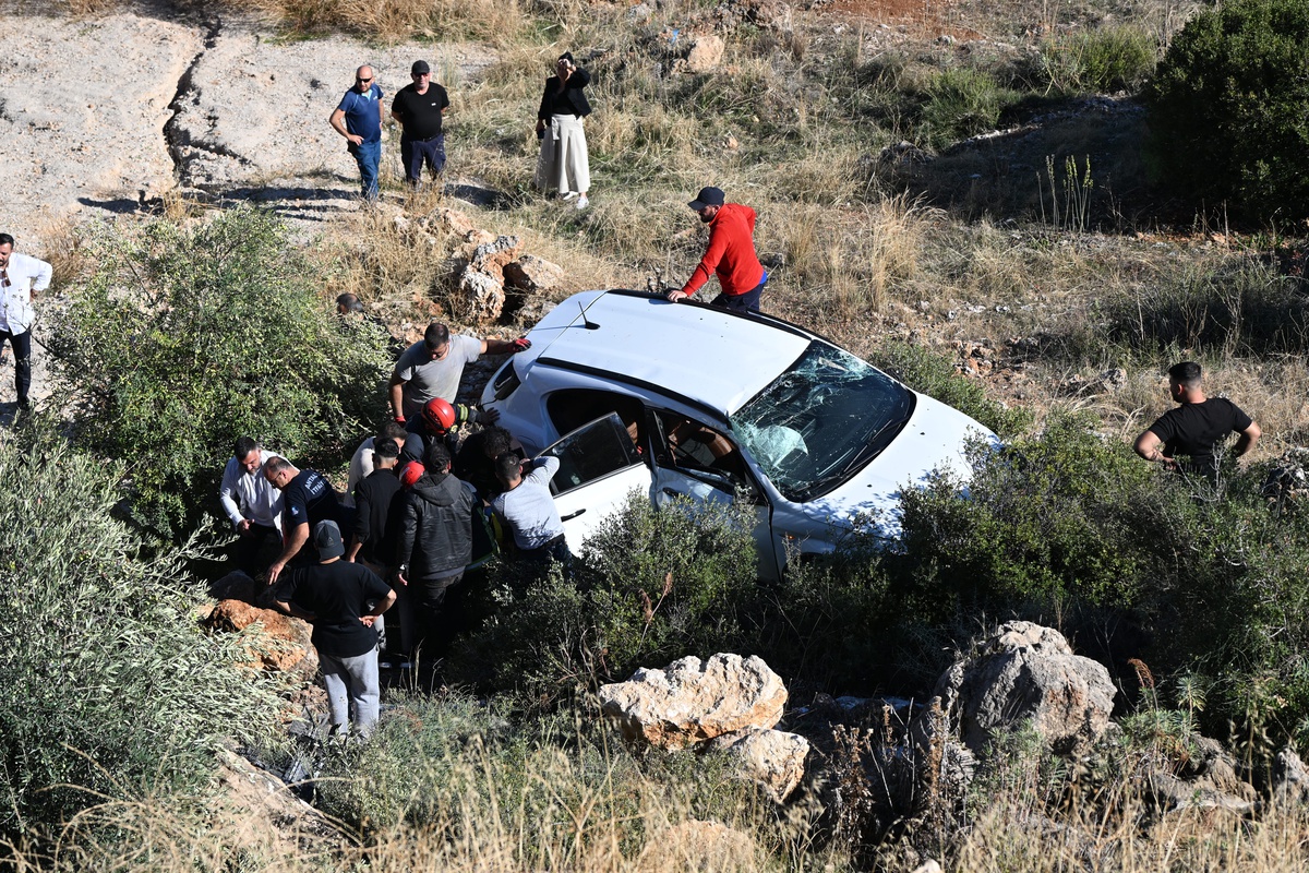 Antalya Kepez'de otomobil yaklaşık 30 metreden yuvarlandı, sürücü yaralandı