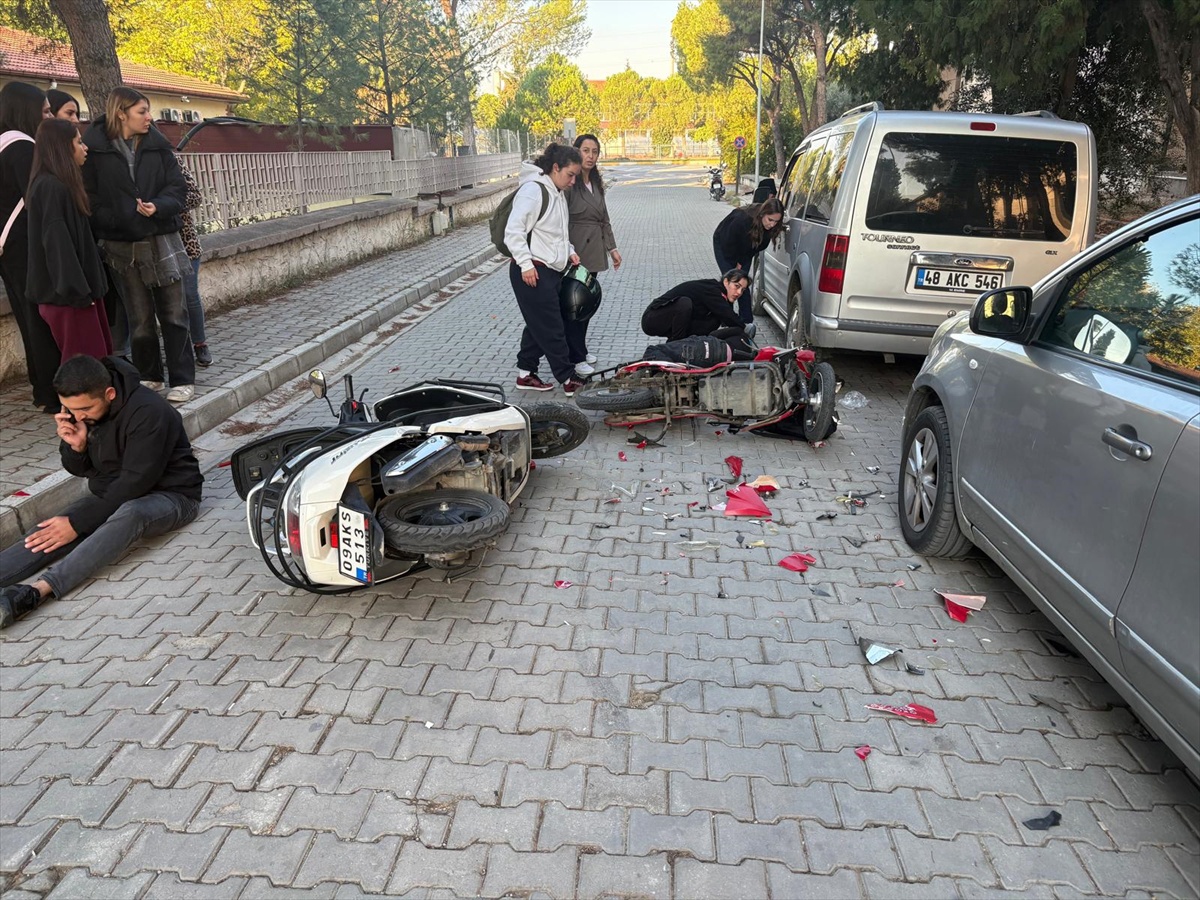Aydın Çine'de motosikletler çarpıştı, hastaneye kaldırılan 2 sürücünün durumu iyi