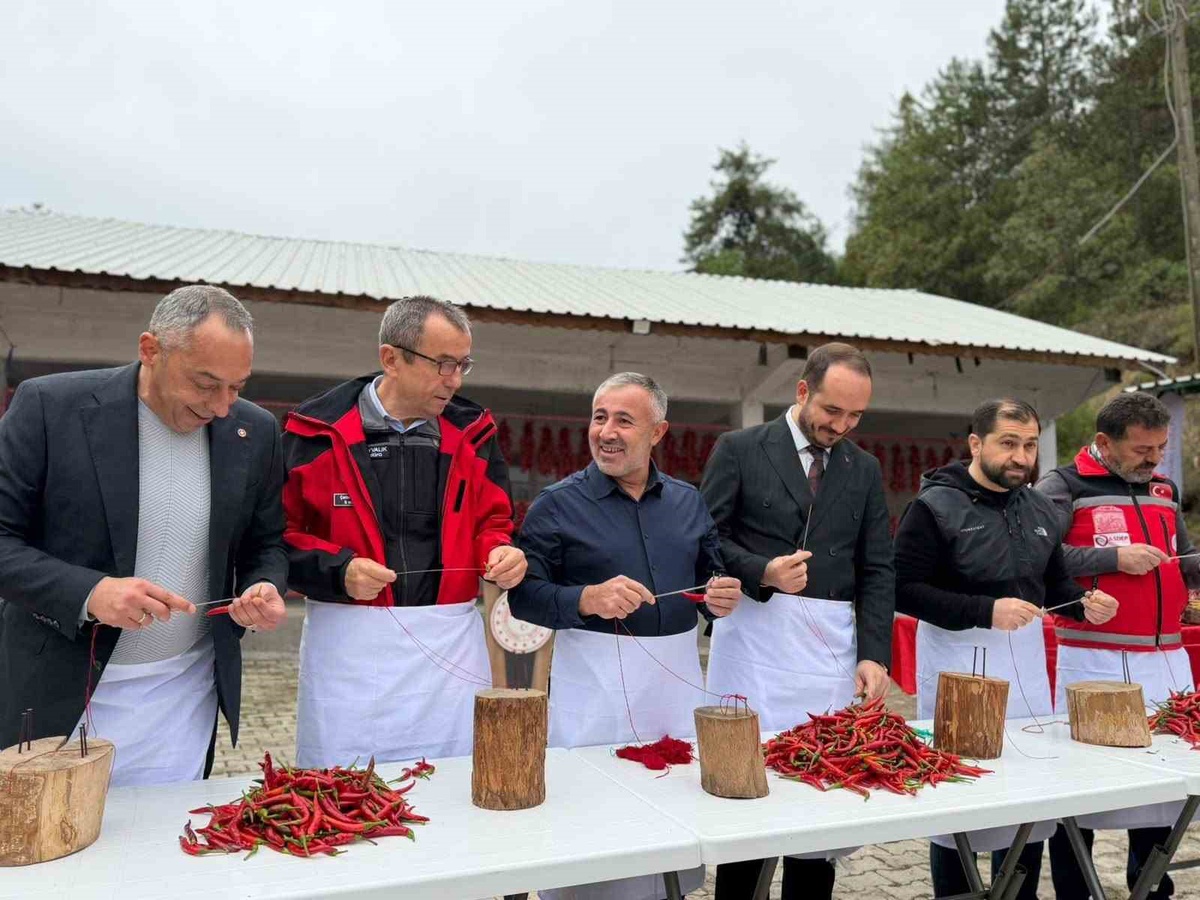 Bilecik Çukurören'de festivalde biber dizme yarışını 35 biberle Ali Vanlı kazandı