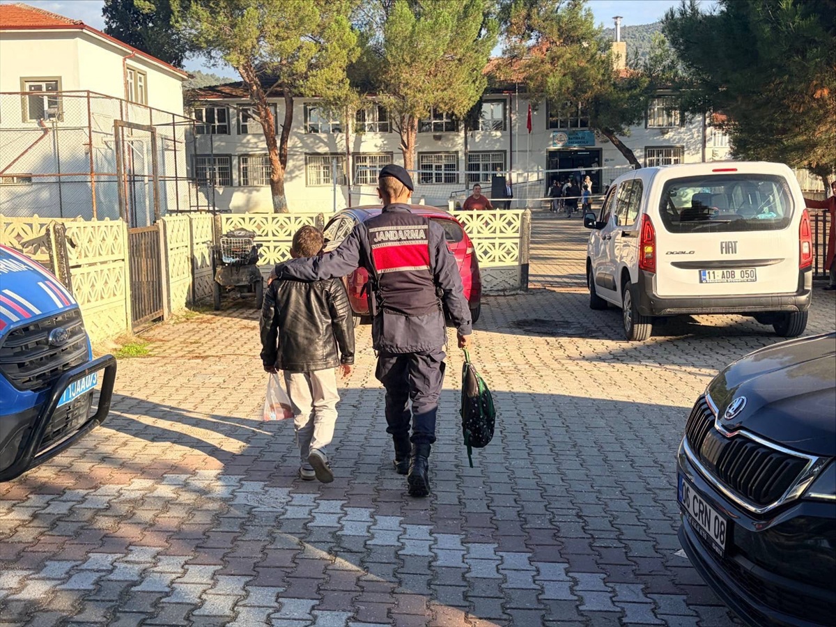 Bilecik'te jandarma 20 okul çevresinde güvenlik ve servis denetimlerini sürdürüyor