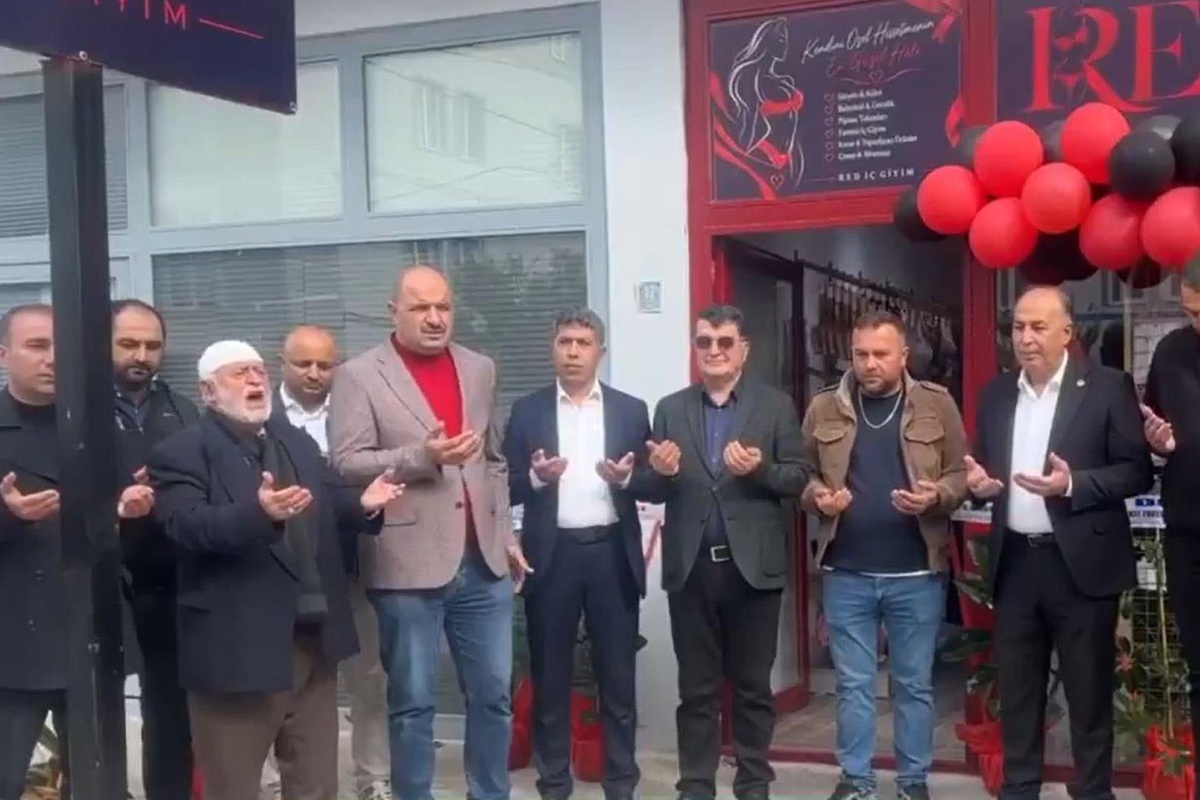 Bir ilimiz bu olayı konuşuyor! Fantezi iç giyim mağazası dualarla açıldı