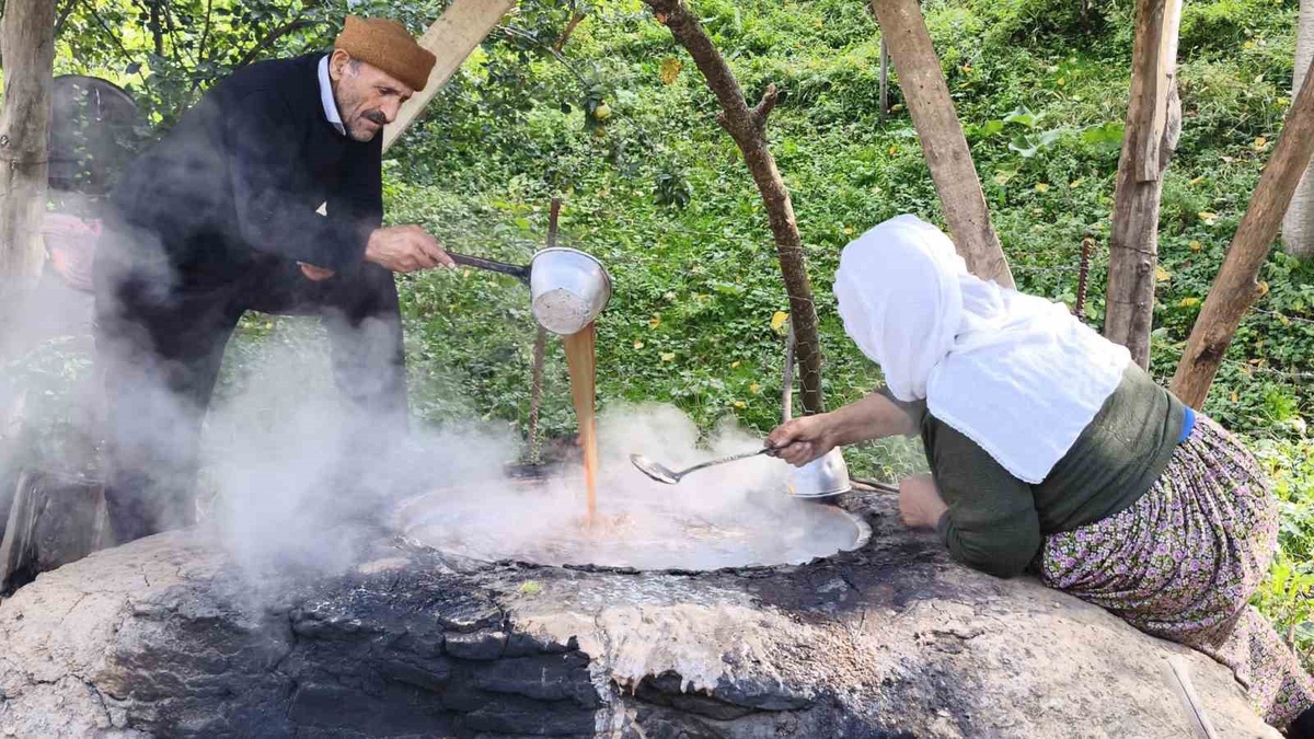 Bitlis Hizan'da 13 köyde üzüm suyu geleneksel yöntemle pekmeze dönüştürülüyor