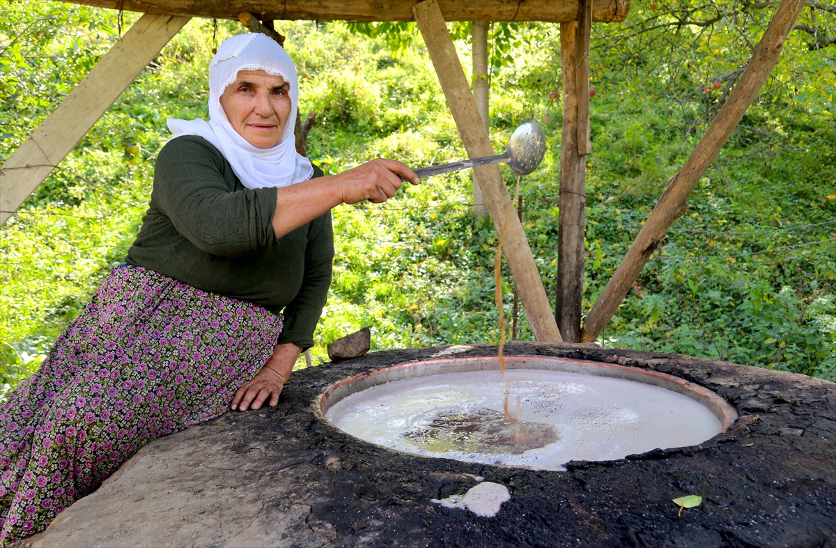 Bitlis Hizan'da geleneksel yöntemle 100 kilo şireden 30-35 kilo pekmez elde ediliyor