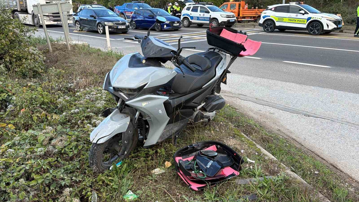 Bolu'da D-100'de motosikletle hafif ticari araç çarpıştı, sürücü ve yolcu yaralandı