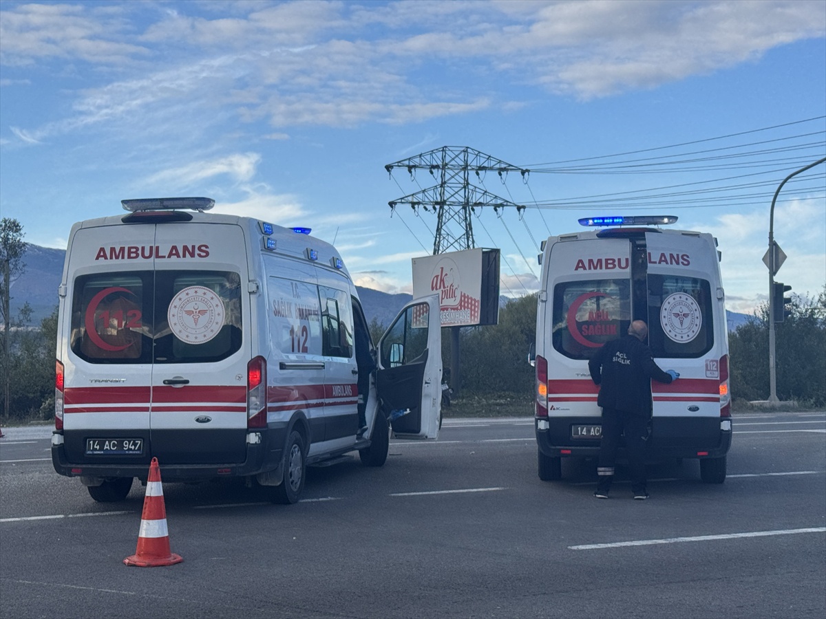 Bolu'da D-100'de motosikletle hafif ticari araç çarpıştı, 2 kişi yaralandı