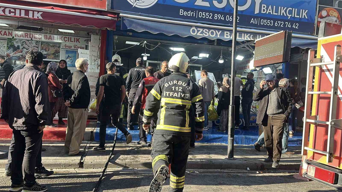 Burdur'da balıkçının bacasındaki yangına itfaiye müdahale ederken balık satışı sürdü