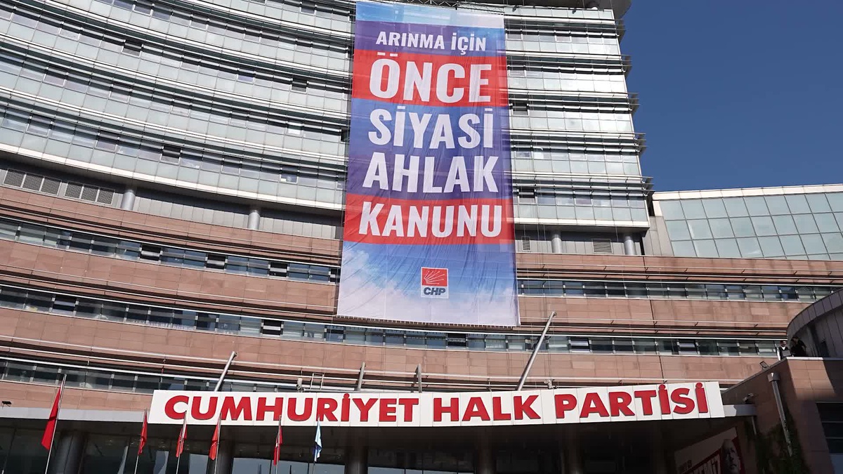CHP Genel Merkezi'ne “Arınma için önce siyasi ahlak kanunu” pankartı asıldı