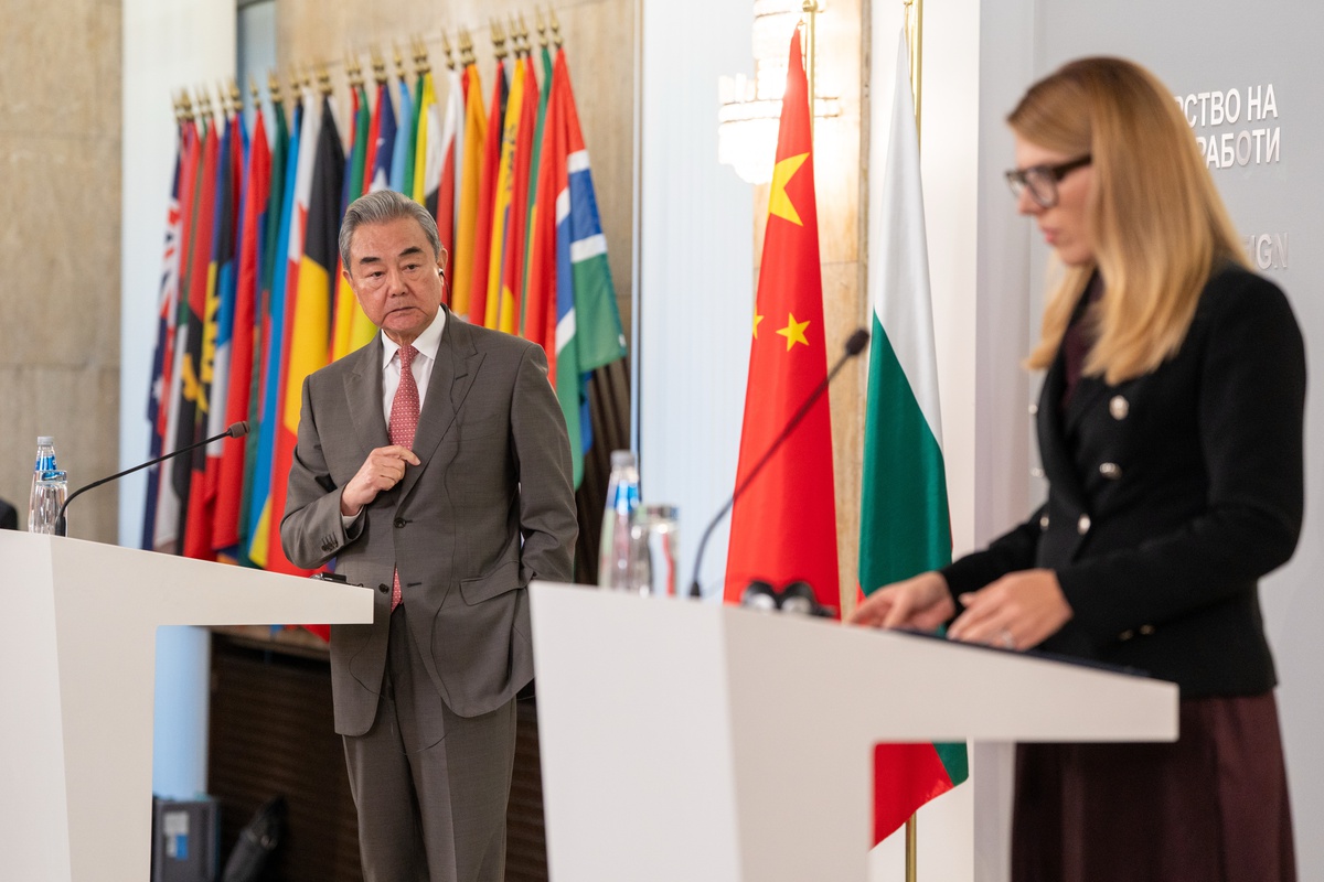Çin Dışişleri Bakanı Wang Yi, Sofya'da Petrova ile işbirliğini ele aldı