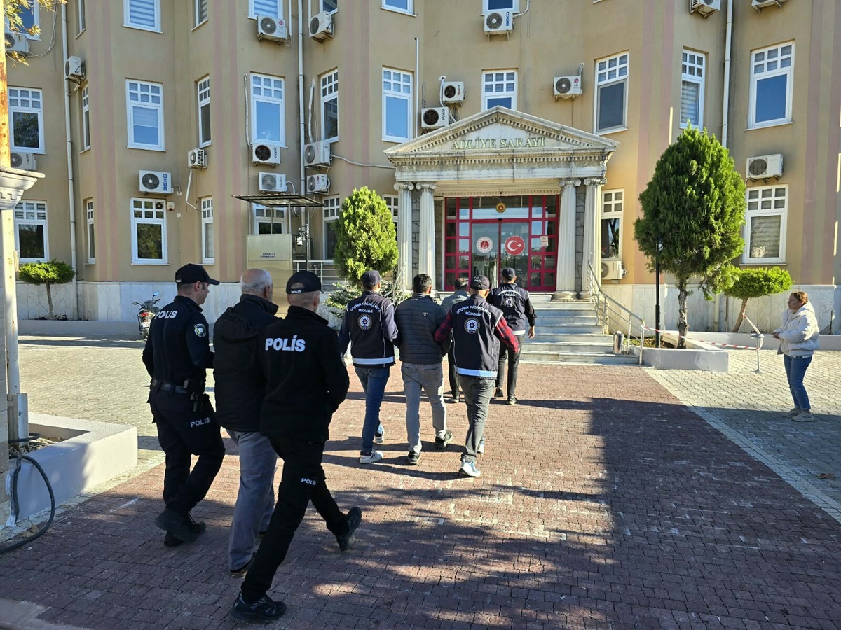 Didim'de yakalanan 25 kaçak göçmen GÖKSEM'e gönderildi, 4 şüpheliden 3'ü tutuklandı