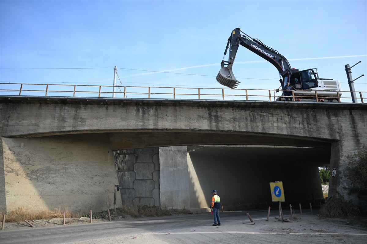 Edirne-Kapıkule kara yolunda eski köprü yıkımı nedeniyle ulaşım çift yönlü kapatıldı