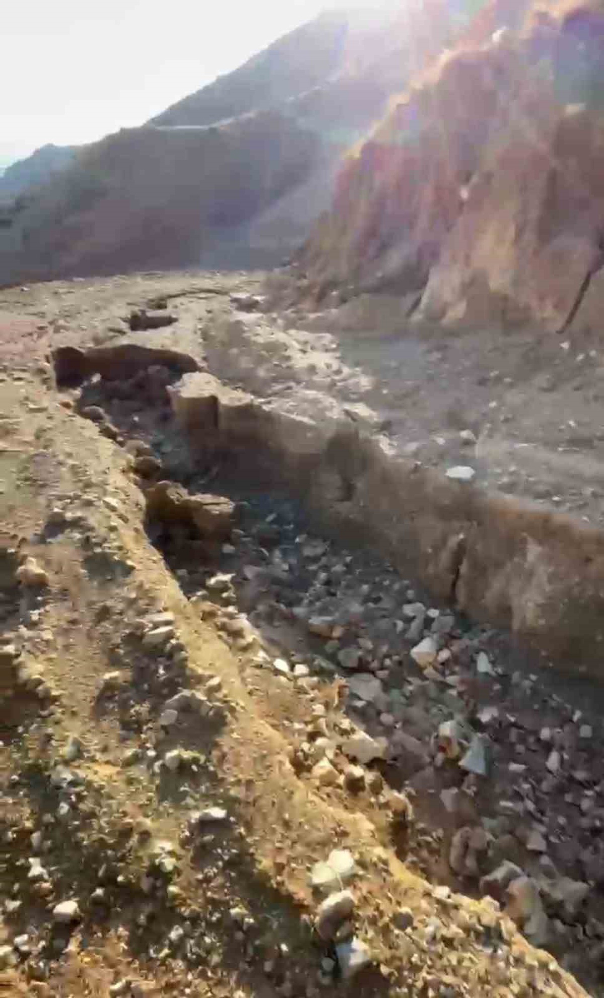 Elazığ Arıcak'ta sel yayla yolunu yararak ulaşımı tehlikeli hale getirdi