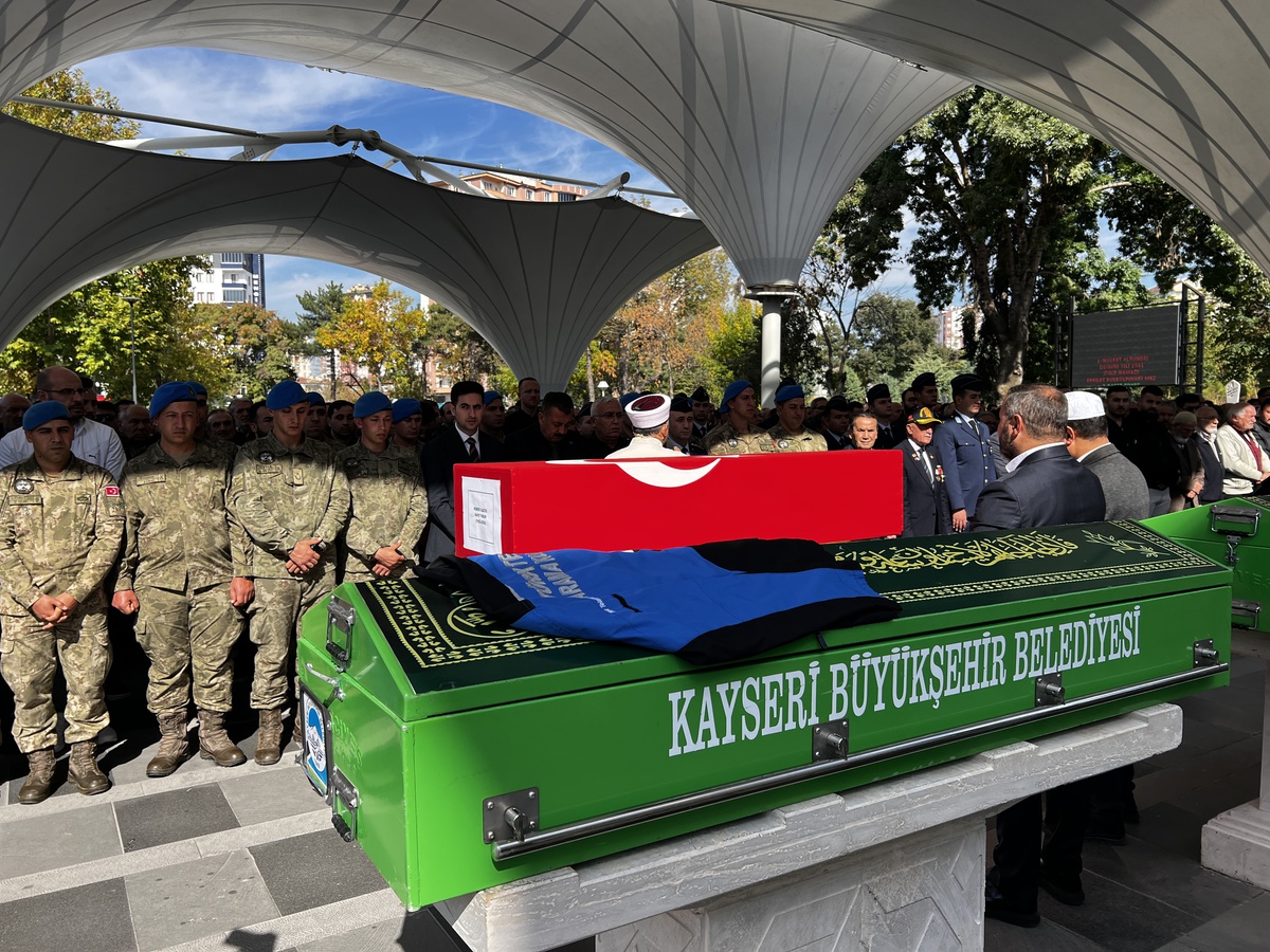 Erciyes'te kayalıklardan düşen rehber toprağa verildi, Hollandalı turist sağ kurtuldu