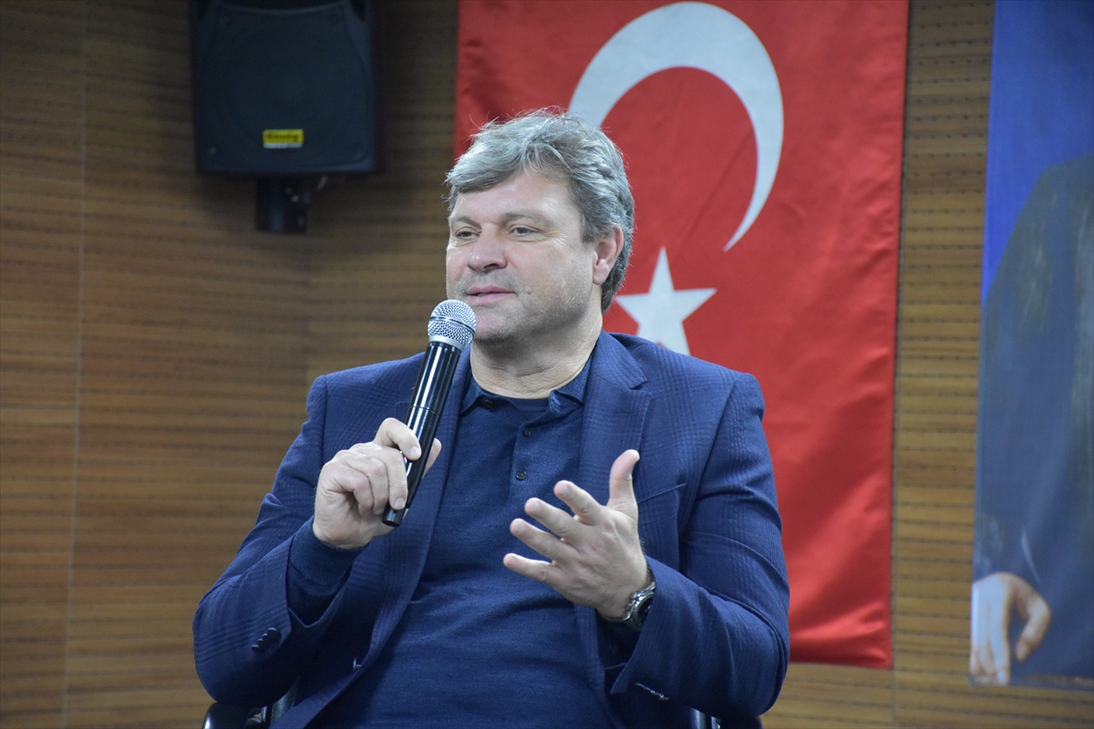 Ertuğrul Sağlam Gümüşhane'de spor lisesi öğrencilerine eğitimin önemini anlattı