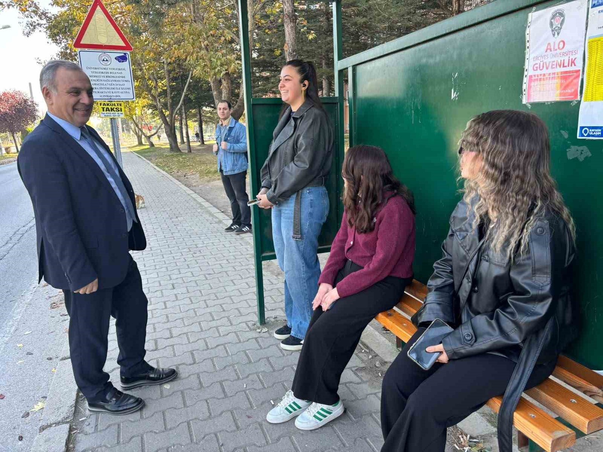 ERÜ Rektörü Prof. Dr. Fatih Altun, kampüste esnafla çay içip öğrencilerle sohbet etti