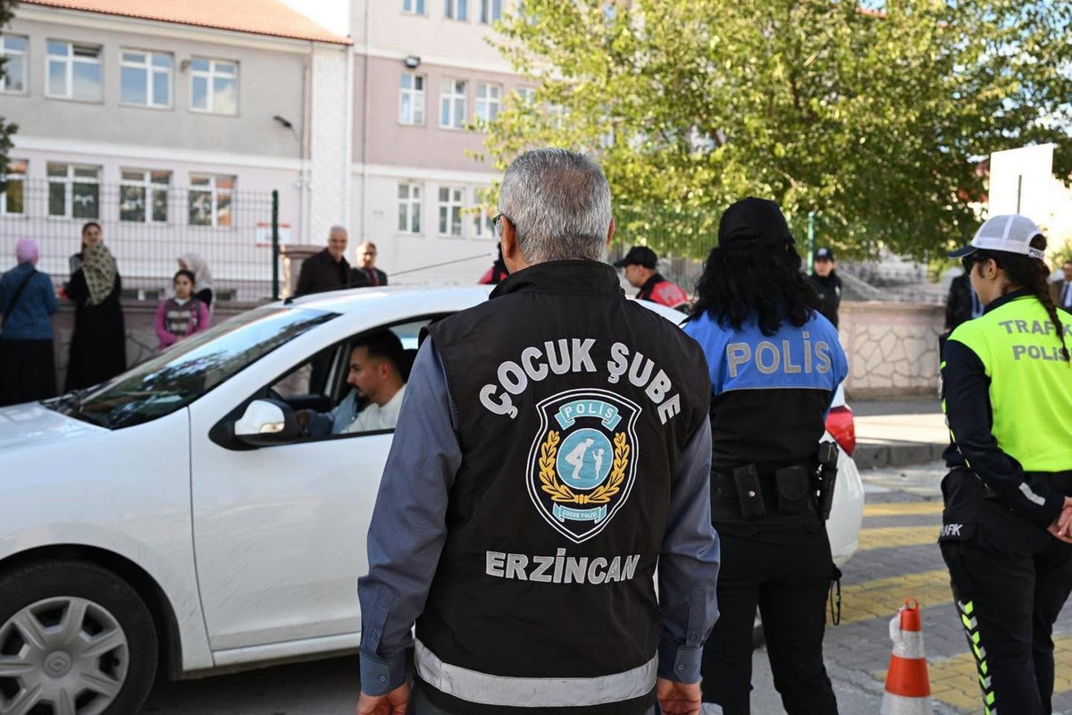 Erzincan'da okul çevresinde 4 servis aracı ve 28 sivil araç denetlendi