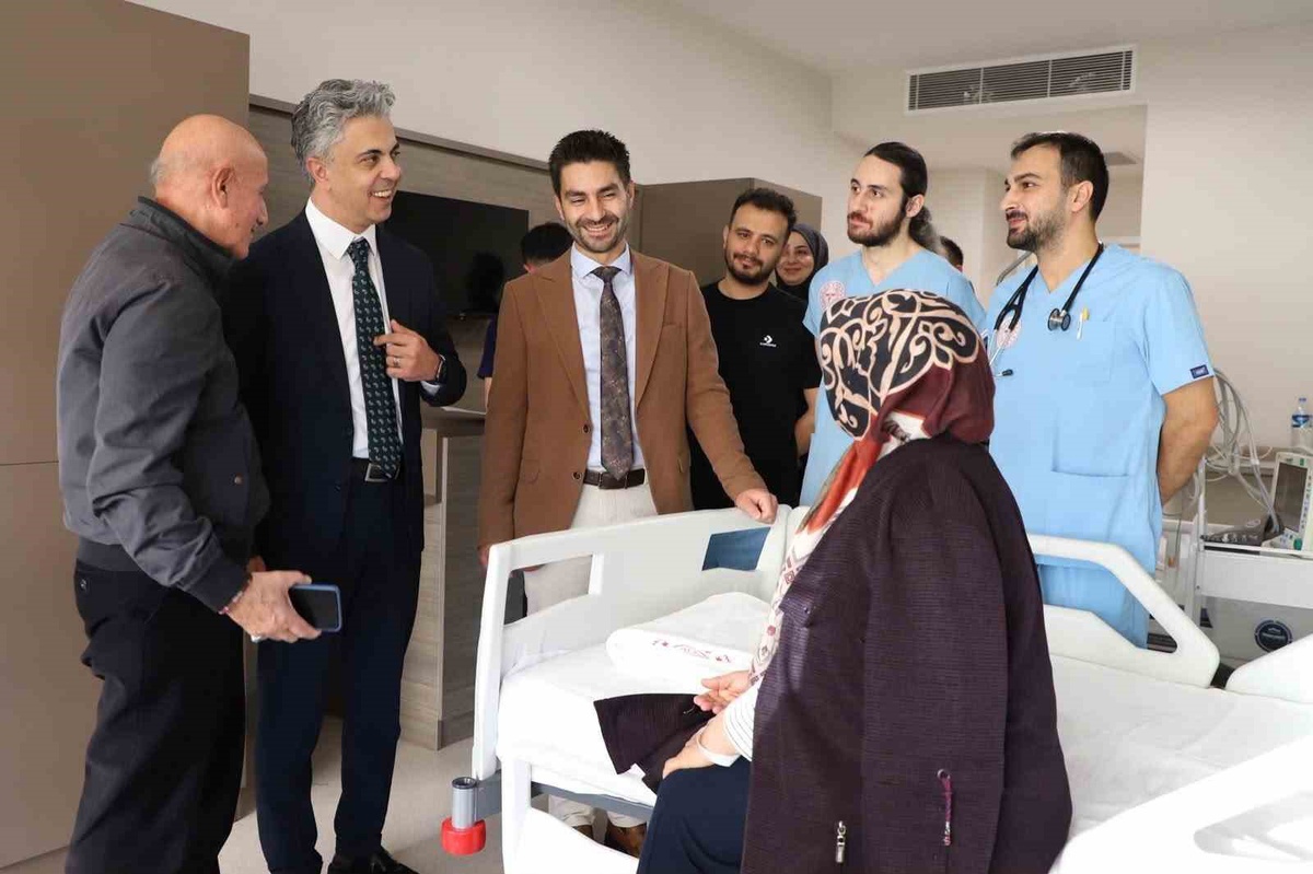 Erzincan'da Rektör Kuyrukluyıldız ve Başhekim Taş yatan hastaları ziyaret etti
