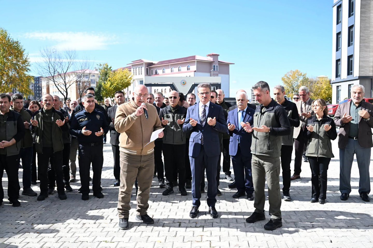 Erzurum'da Gazze'ye destek için açılan hayır çarşısına Vali Aydın Baruş da katıldı