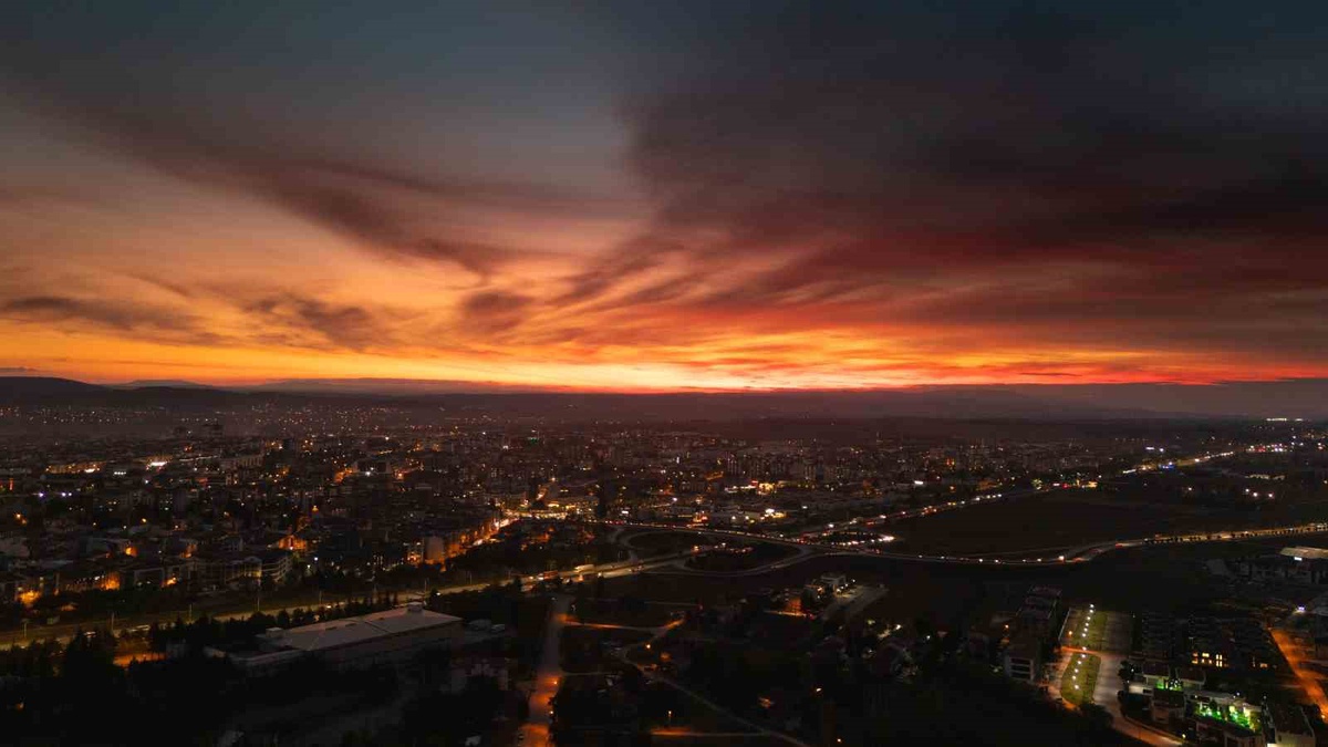 Eskişehir'de gün batımının sarı ve kırmızı tonları dronla kaydedildi