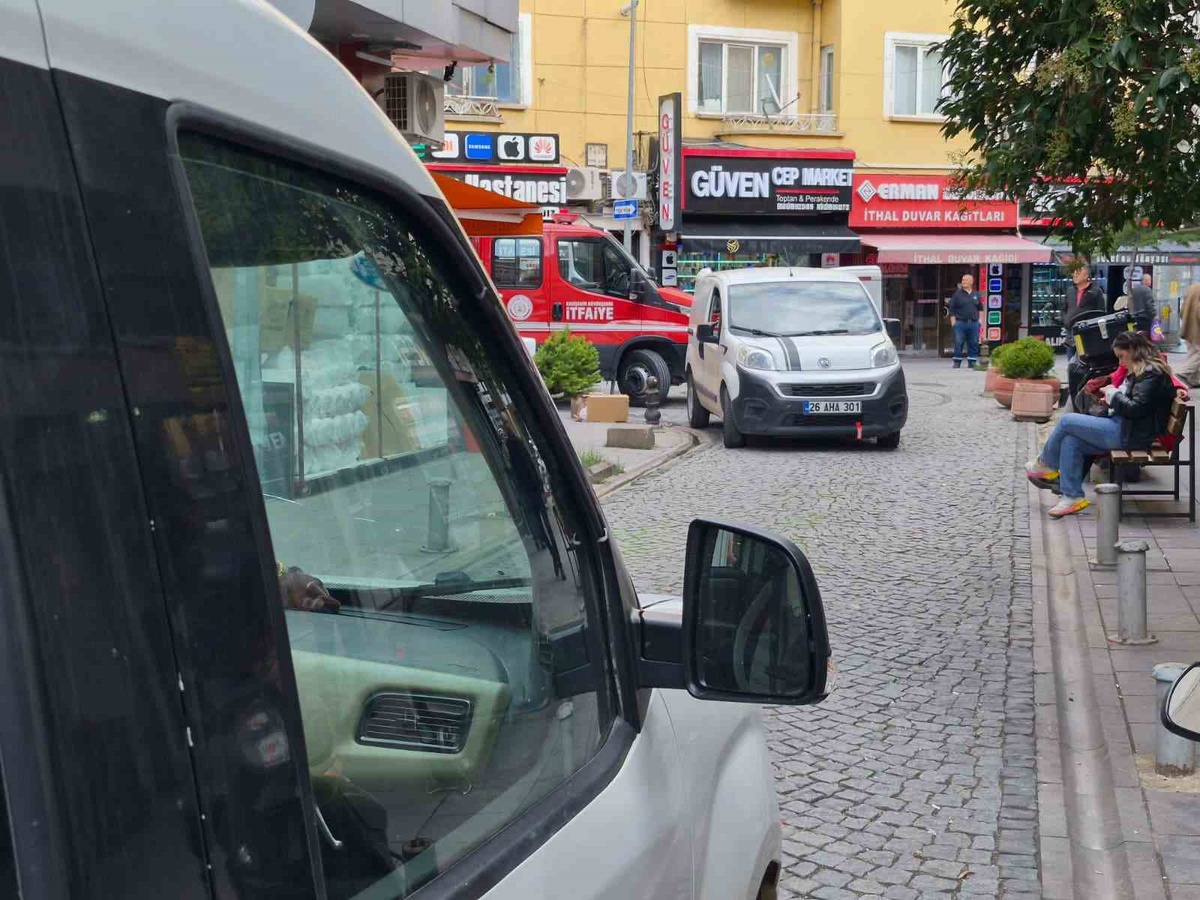 Eskişehir'de itfaiye, kediyi kurtarmaya giderken araçlar yüzünden ilerleyemedi