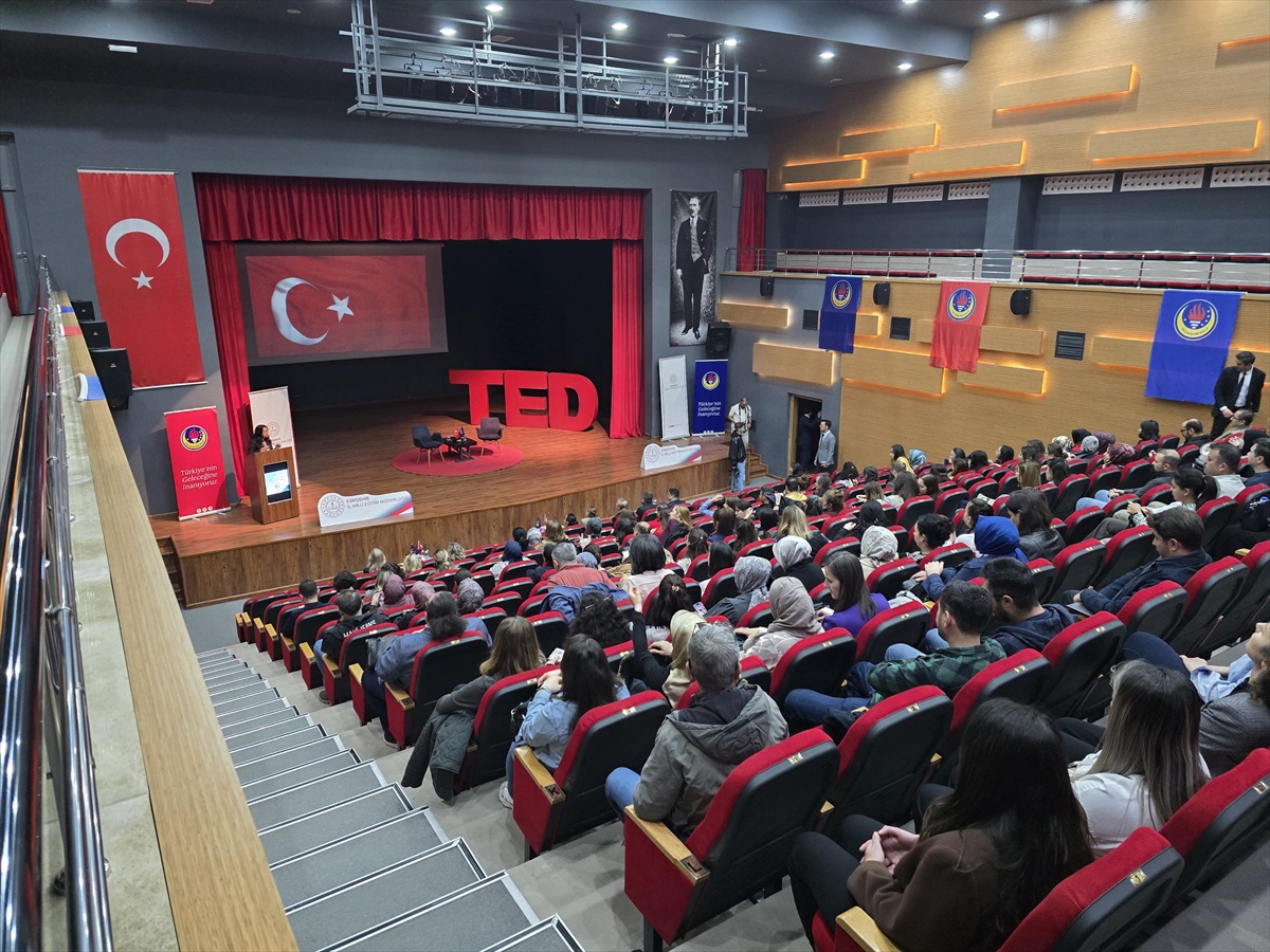 Eskişehir'de matematik öğretmenleri Ortaokul Matematik Zirvesi'nde buluştu