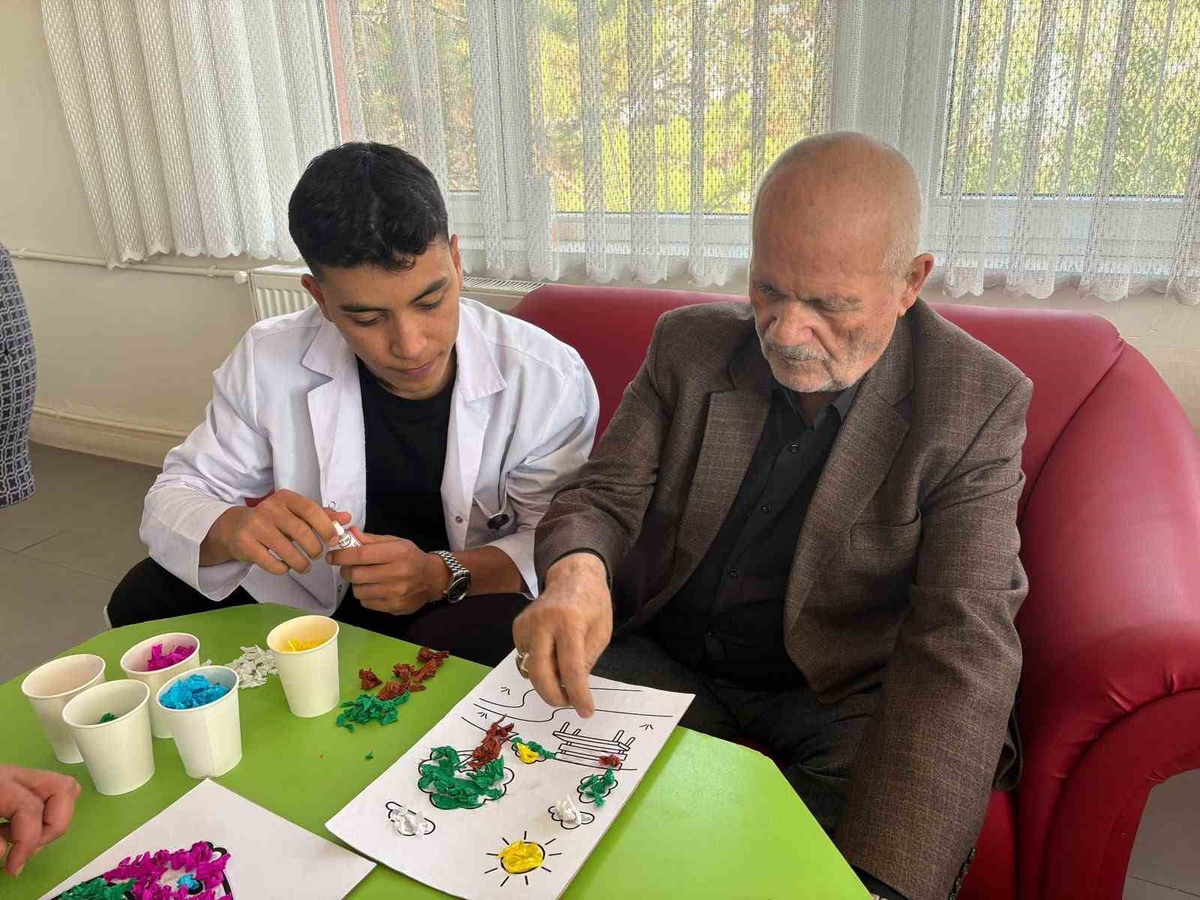 ESOGÜ Hemşirelik öğrencileri Eskişehir'deki huzurevi sakinleriyle etkinlikte buluştu
