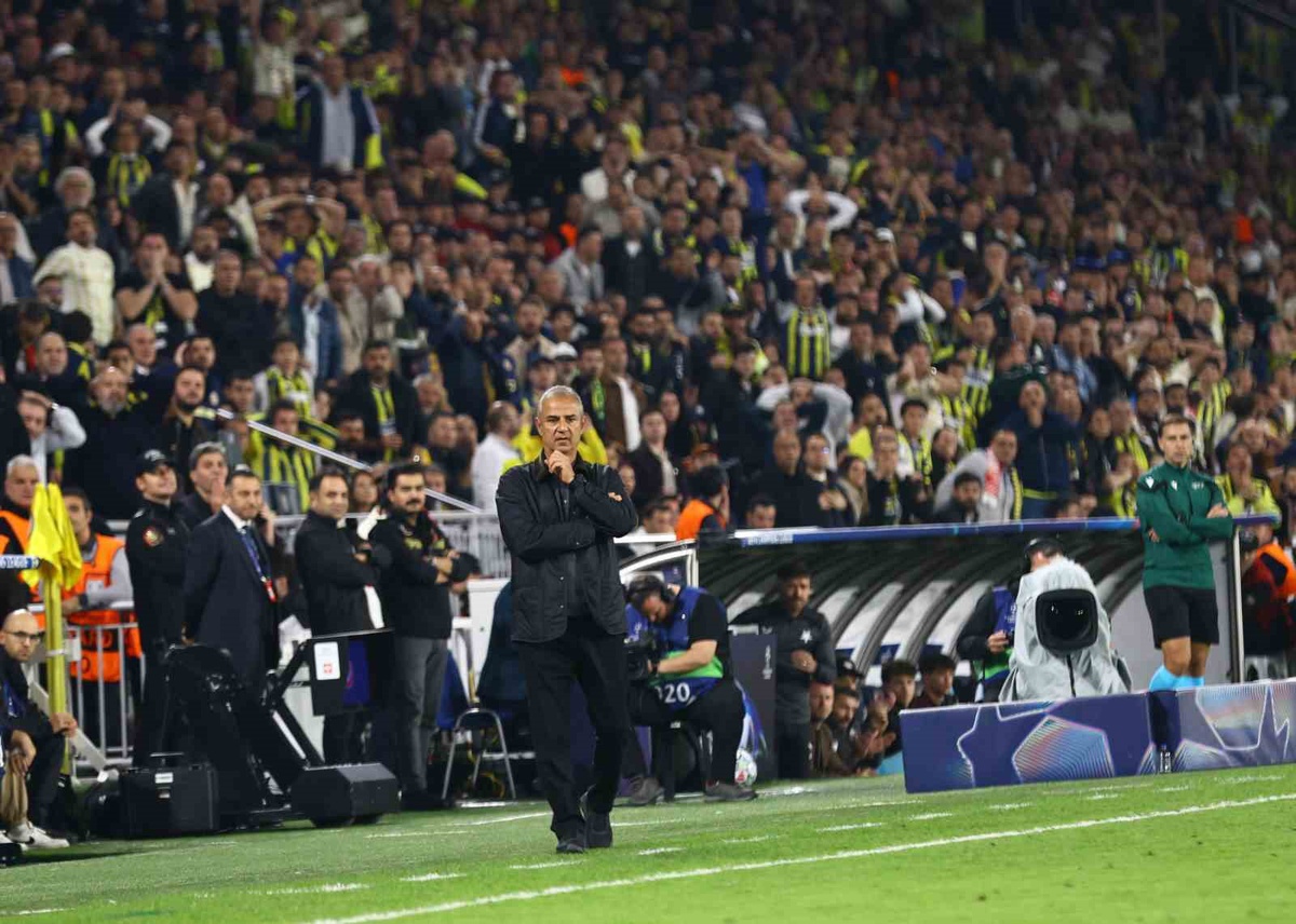 Fenerbahçe Slavia Prag ile 2-2 berabere kaldı, tribünler Kartal'ın istifasını istedi