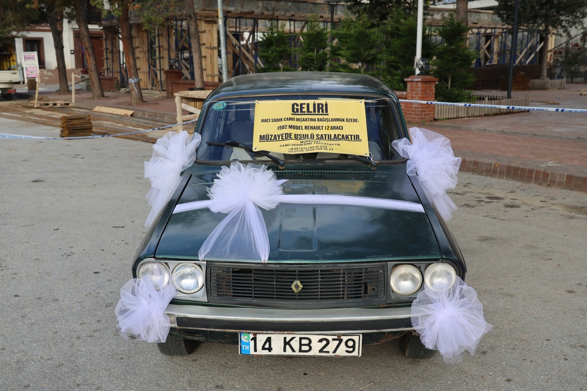 Gerede'de Hacı Sadık Camisi için 1982 model Renault 12 açık artırmaya çıkarıldı
