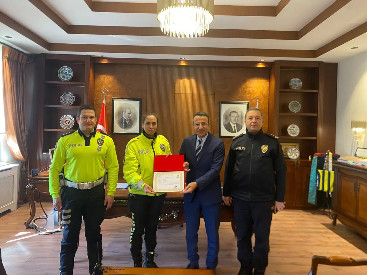 İnegöl'de yaralının başında şemsiye tutan trafik polisine başarı belgesi verildi