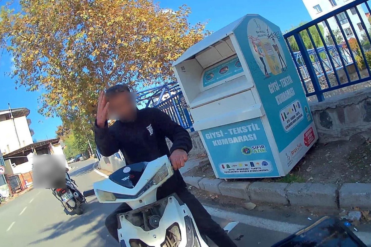 Yaya köprüsünden motosikletiyle inip kuryeye çarptı! 'Ehliyetim yok abi' deyip kaçtı