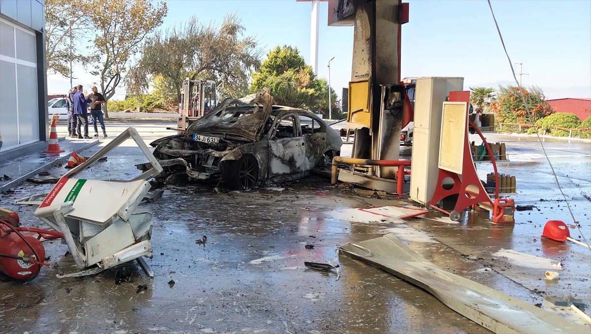 İzmir Kınık'ta akaryakıt istasyonuna giren otomobil alev aldı, 2 kişi yaralandı