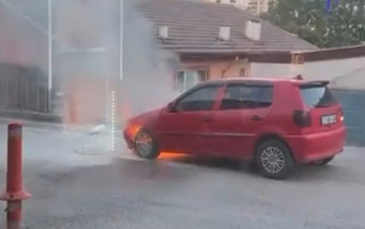 Karabük'te park halindeki bir otomobilde yangın çıktı, itfaiye alevleri söndürdü