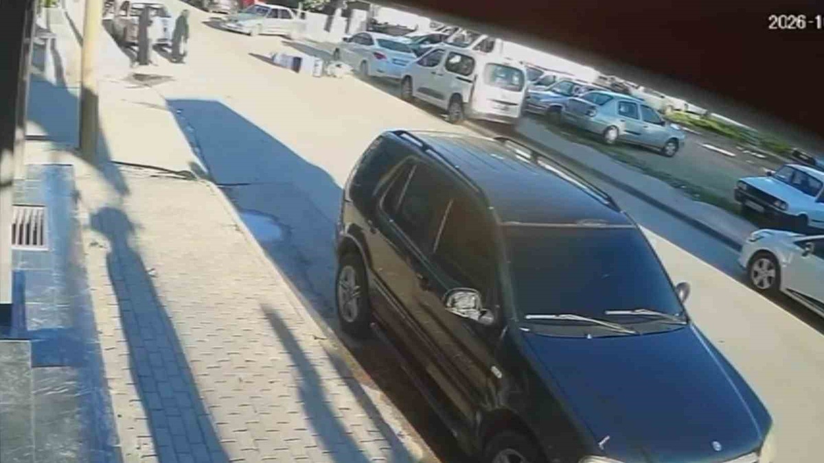 Karaman'da sürüklenen motosiklet otomobile çarptı, 21 yaşındaki motokurye yaralandı