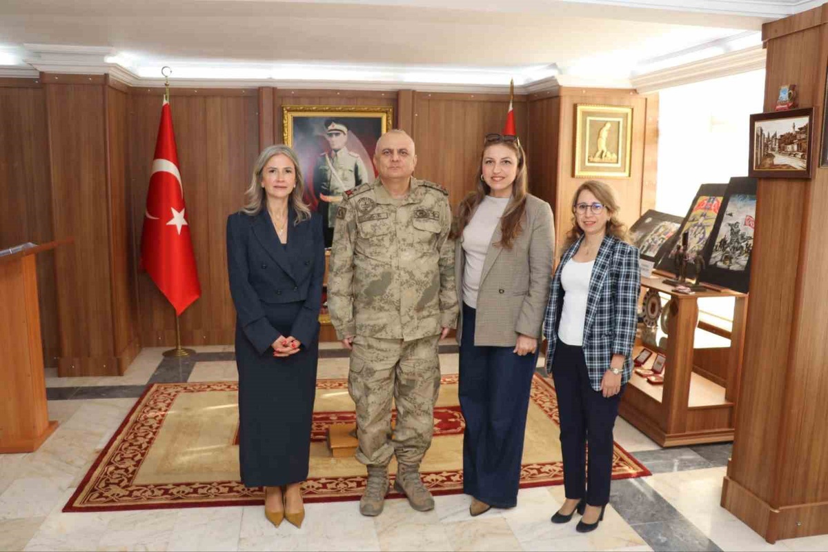 Kars Kızılay Şubesi, Jandarma Komutanı Coşkun'a hayırlı olsun ziyaretinde bulundu