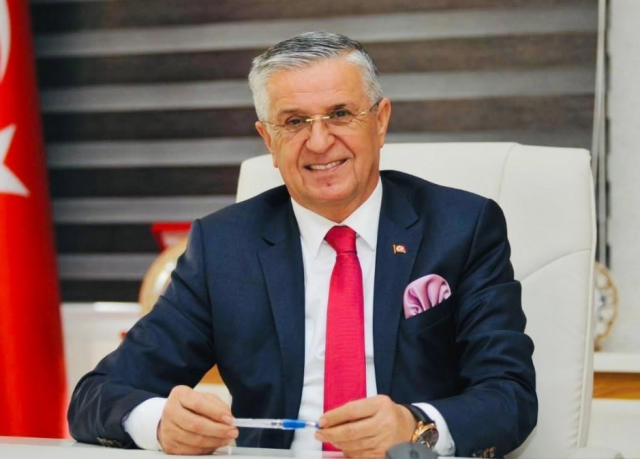 Kemer Belediye Başkanı Necati Topaloğlu ve 8 Meclis Üyesi CHP'den İstifa Etti