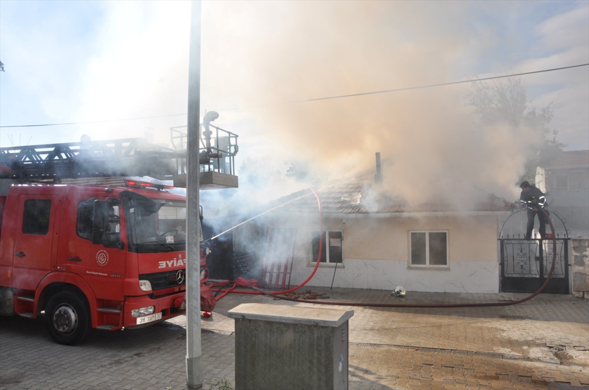 Kırklareli Lüleburgaz'da müstakil evde çıkan yangın söndürüldü, ev kullanılamaz oldu