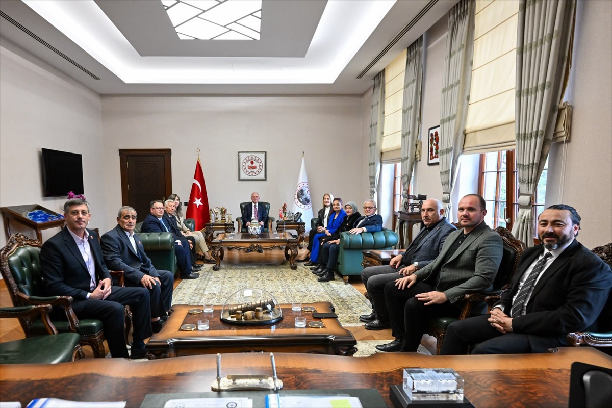 Kırklareli Valisi Turan, muhtarları kabul edip Muhtarlar Günü'nü tebrik etti