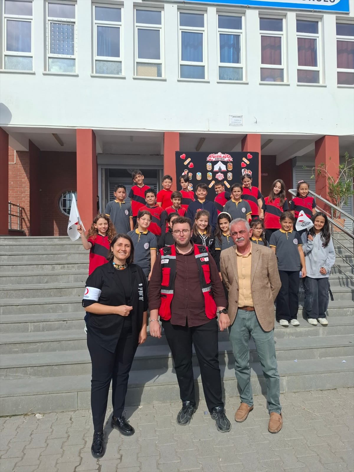Kızılay gönüllüleri Kocasinan Beyazşehir İlkokulu öğrencilerine pamuk şeker dağıttı