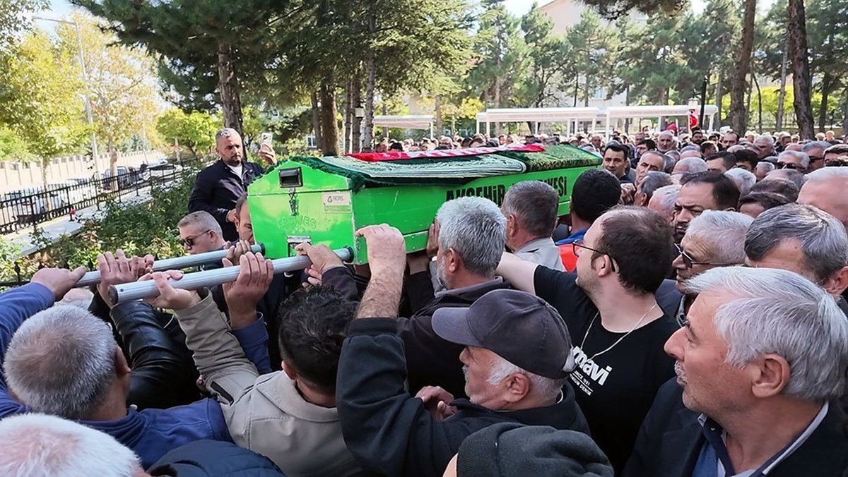 Konya Akşehir'de kıraathanede tüfekli saldırıda ölen 33 yaşındaki kişi defnedildi