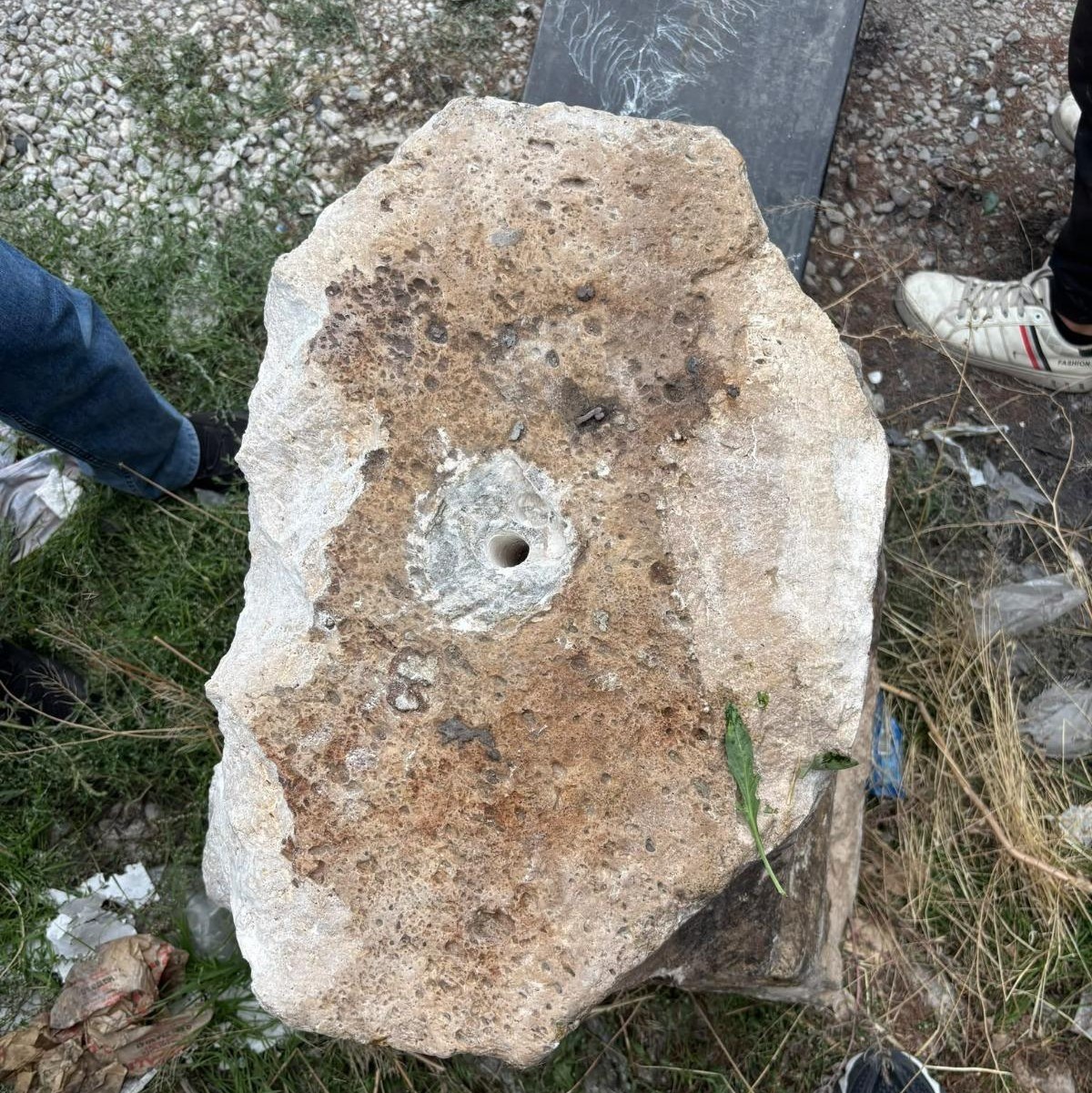 Konya'da caminin önündeki Roma dönemi kaidesini kepçeyle söküp çekiciyle götürdüler! 3 gözaltı