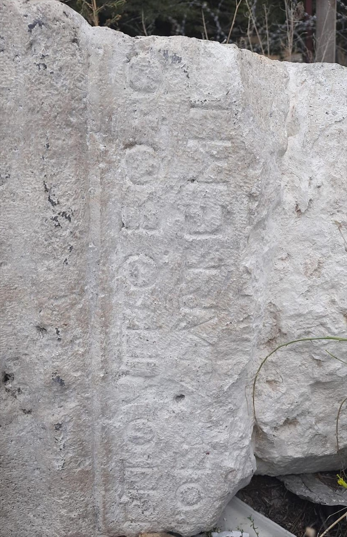 Konya Meram'da Roma dönemi heykel kaidesini kepçeyle söken 3 şüpheli yakalandı