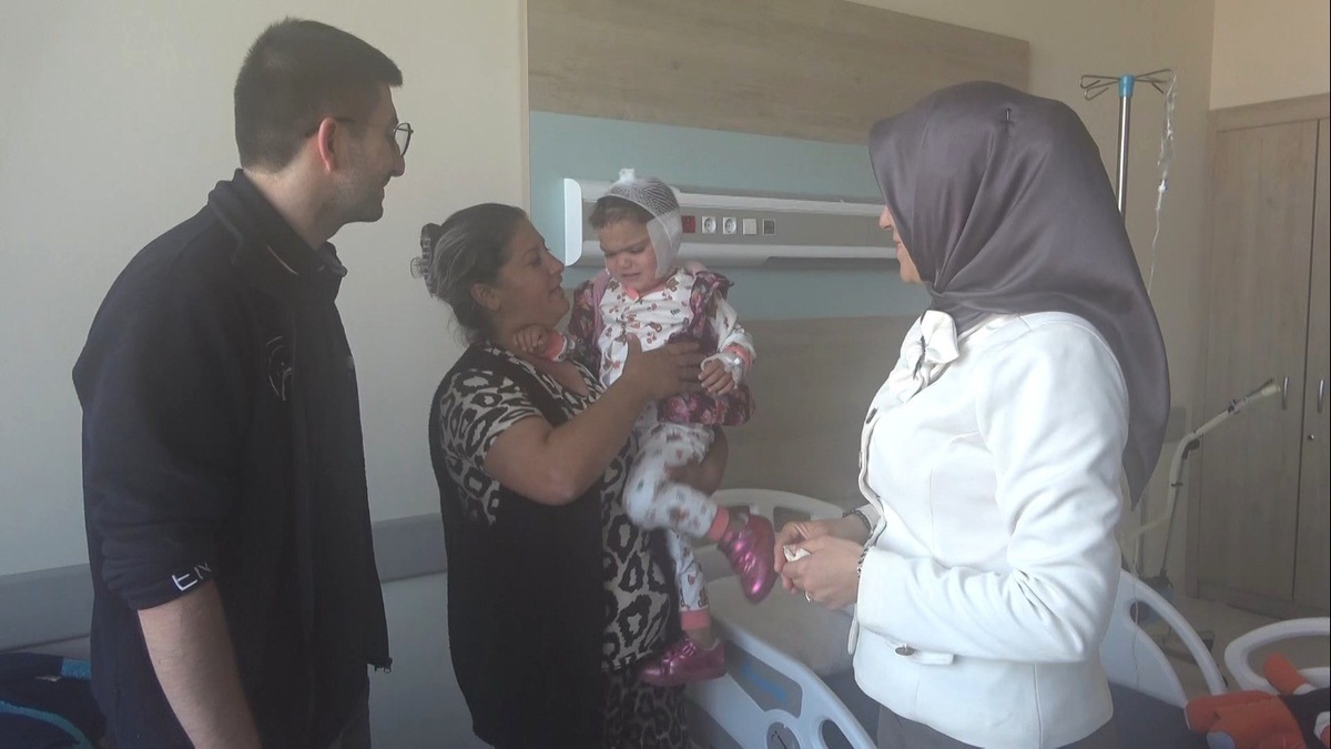 Kütahya'da 2 buçuk yaşındaki çocuğa ilk kez biyonik kulak ameliyatı yapıldı