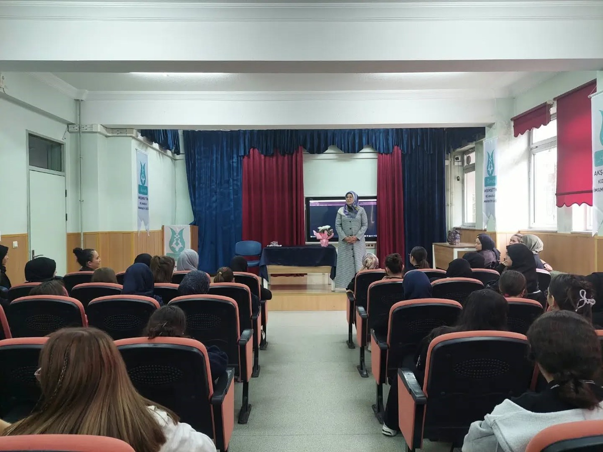 Kütahya'da imam hatip lisesinde 'Peygamberimiz ve Aile' semineri yapıldı