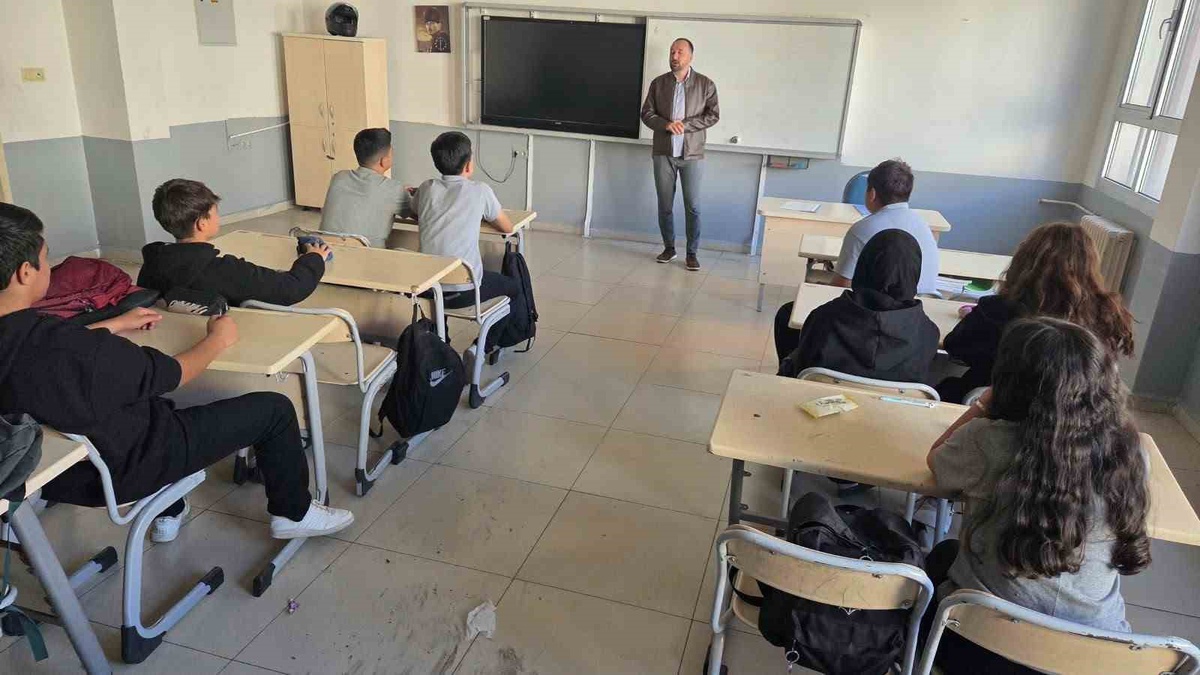 Kuyucak Müftülüğü, ÇEDES kapsamında öğrencilere değerler konulu söyleşi düzenledi