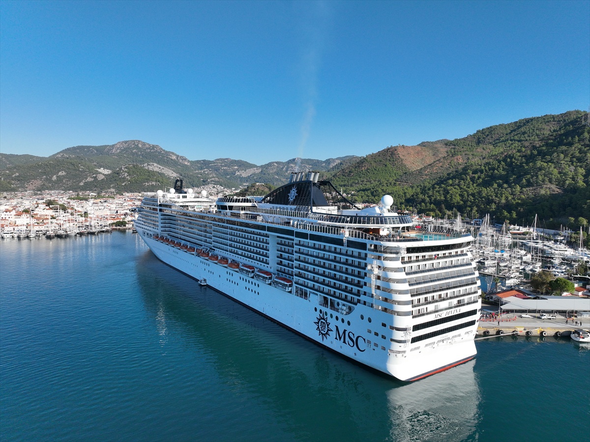 Marmaris ilçesinde MSC Divina, Marmaris Limanı'na 3 bin 710 yolcuyla yanaştı