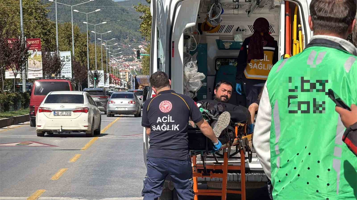 Menteşe'de kırmızı ışık ihlali iddiasıyla araç motokuryeye çarptı, sürücü yaralandı