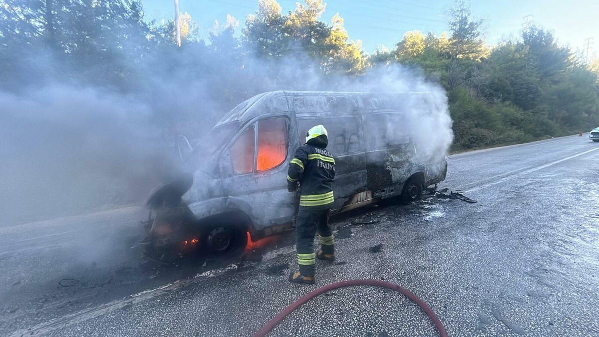 Muğla Bodrum'da alev alan okul servis minibüsünden 3 öğrenci tahliye edildi