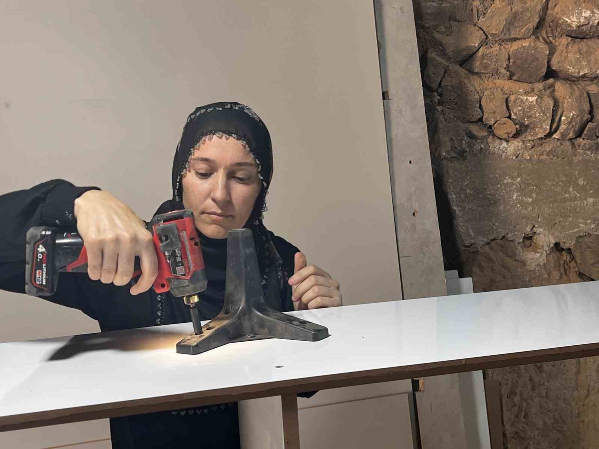 Nevşehir'de Emel Pekşen, eşiyle evinin altındaki atölyede mobilyacılıkta ustalaştı