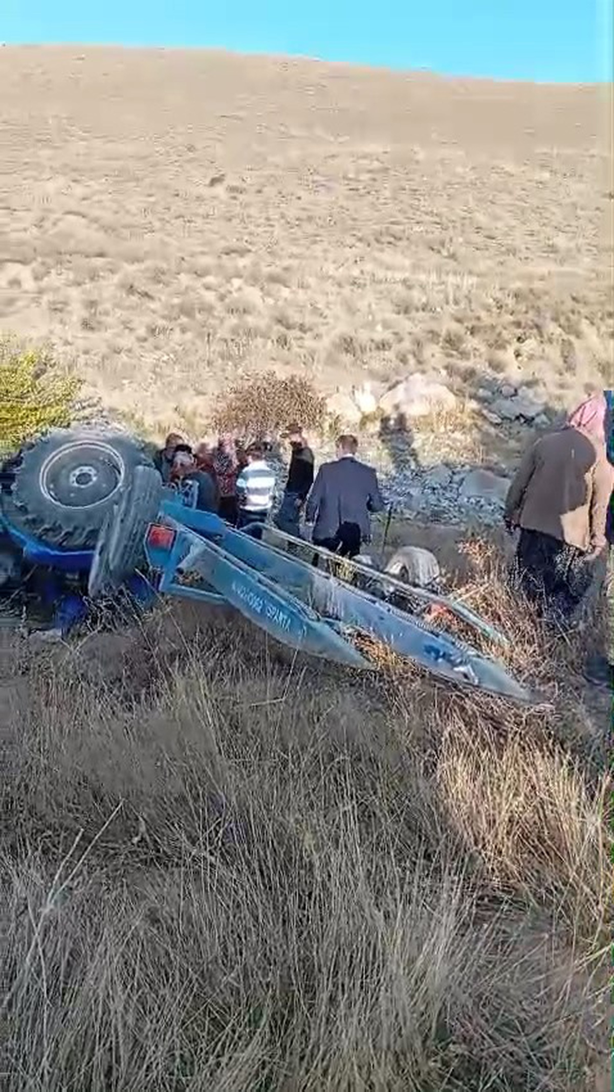 Niğde Hacıbeyli'de devrilen traktörün sürücüsü ağır yaralandı