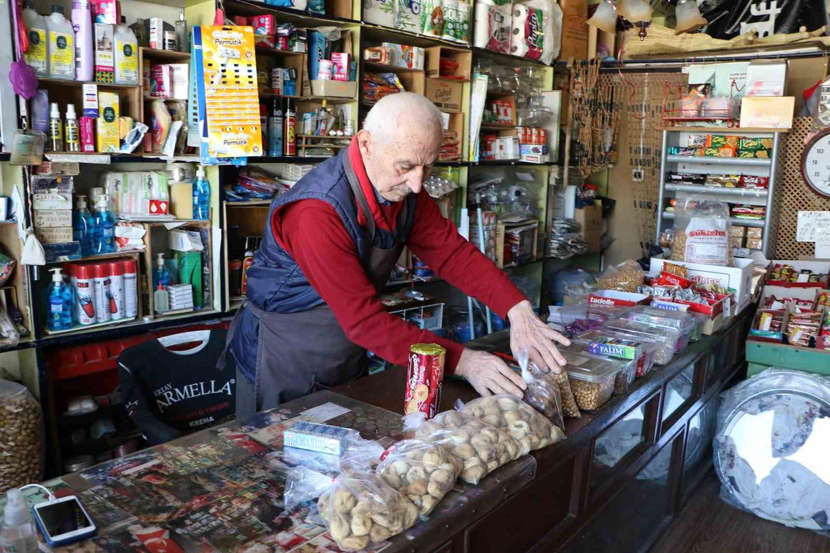 Safranbolu'da 80 yaşındaki Muzaffer Aydın, 62 yıllık dostunun bakkalını açık tutuyor
